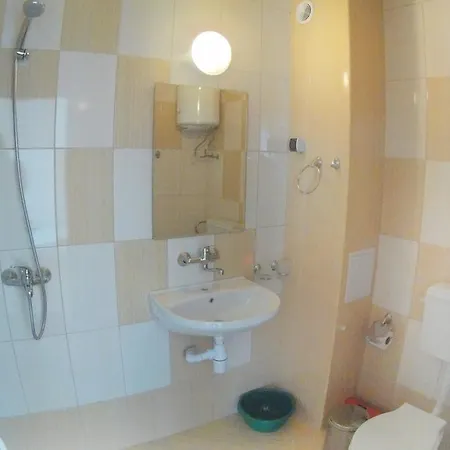 酒店 Aia Kavatsi 2*